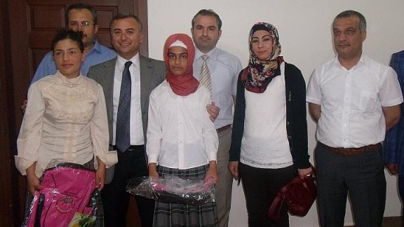  Türkiye Genelinde Yapılan Öğrenciler Avrupa Birliğini Öğreniyor Projesi Kapsamında Dereceye Giren Küçükkadı Ortaokulu Öğrencilerine Ödülleri Verildi.