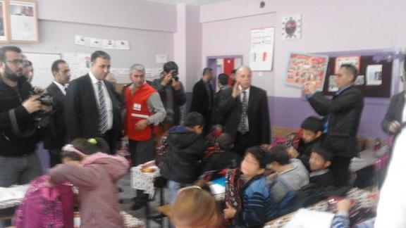 Kızılay Diyarbakır Şubesi İlçemizde Eğitim Öğretim Gören 1000 Öğrenciye Kırtasiye Yardımında Bulundu
