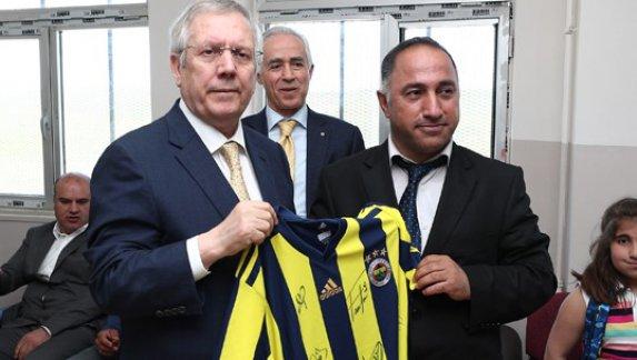 Fenerbahçe Spor Kulübü Başkanı ve Yönetim Kurulu Üyelerinden İlçemiz Soğanlı Ortaokuluna Ziyaret