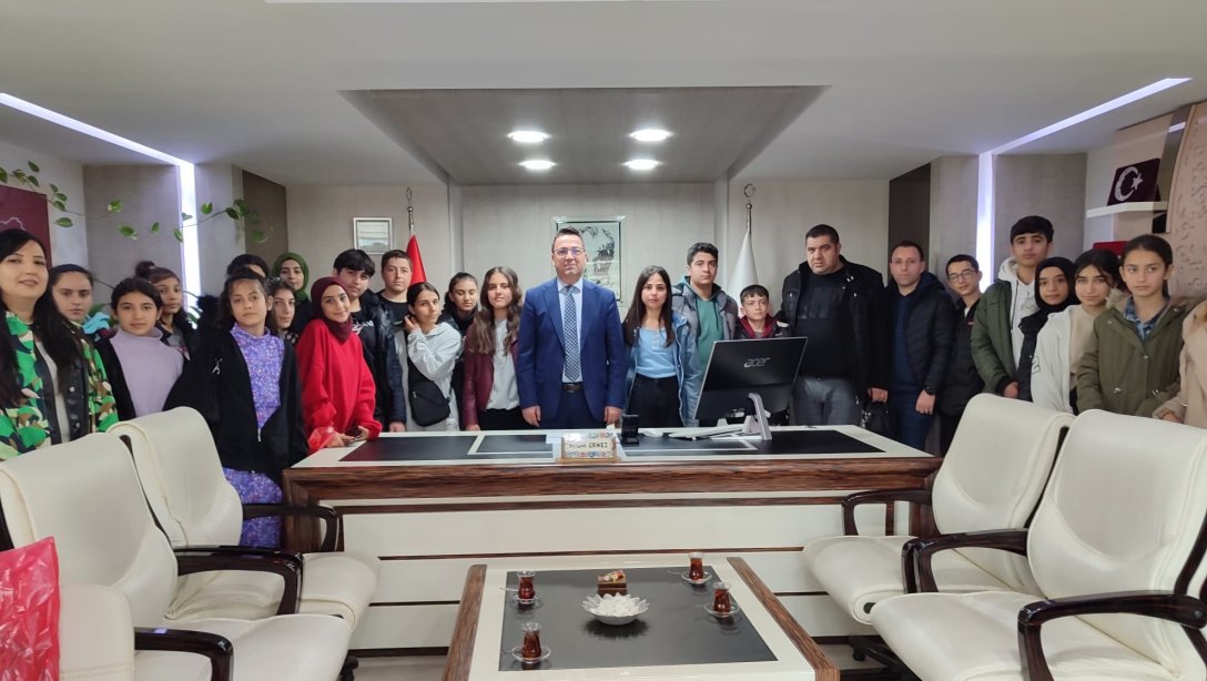 8. Sınıf Öğrencileri İlçe Milli Eğitim Müdürümüz Demir Ernez'i Ziyaret Ettiler